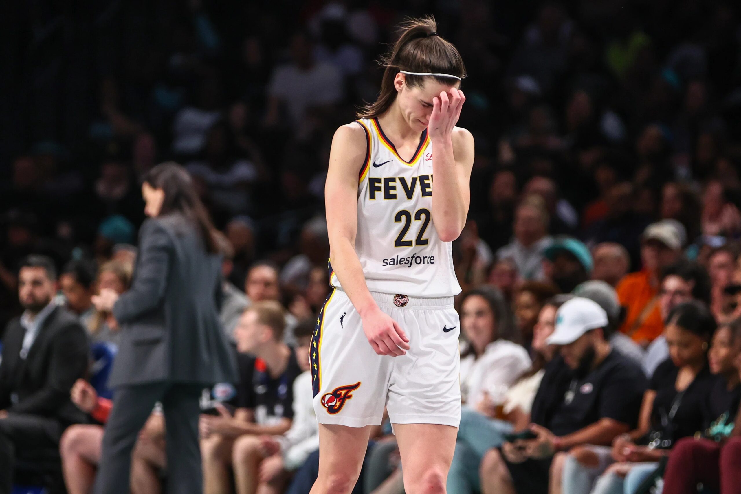 "Insane motion" — WNBA fans react to 'Catlin Clark robbed' sign